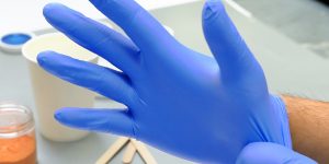 What is The Difference Between Nitrile, Latex and Vinyl Mechanics Gloves?